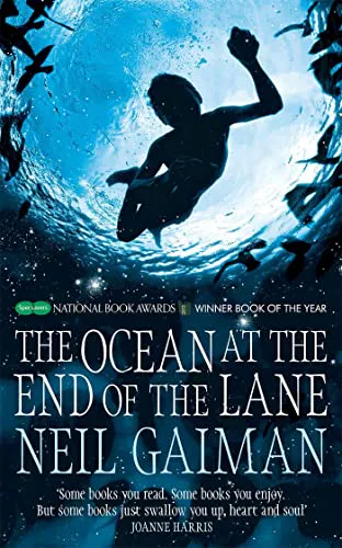 Neil Gaiman: THE OCEAN AT THE END OF THE LANE* (Paperback, 2014, HACHETTE UK)
