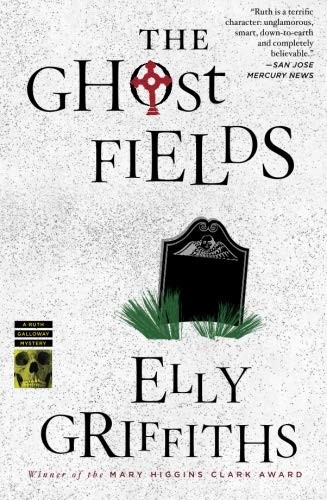 Elly Griffiths: The Ghost Fields (Paperback, 2015, Mariner Books)