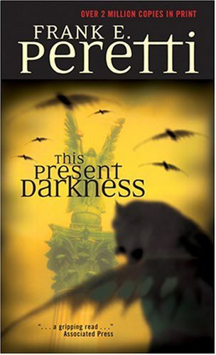 Frank E. Peretti: This Present Darkness (Paperback, 2001, Tyndale House Publishers, Inc.)