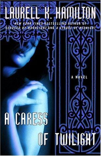 Laurell K. Hamilton: A Caress of Twilight (Paperback, Ballantine Books)